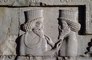 Dos dignatarios, del ala norte de la fachada de la escalera este de Apadana, 500-480 a.C.